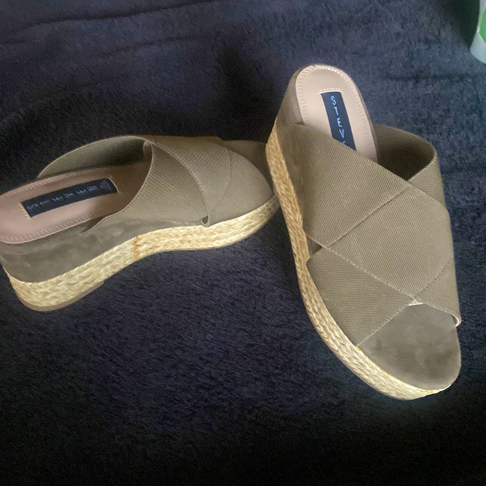 Olive Steven by Steve Madden platform sandals.